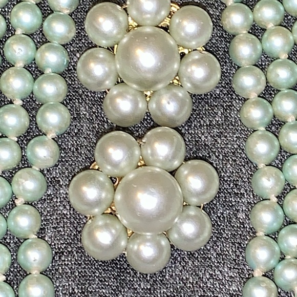 ❤️Vintage Green Three Strand Pearls Clip on Earrings Classic Japan - Picture 6 of 8